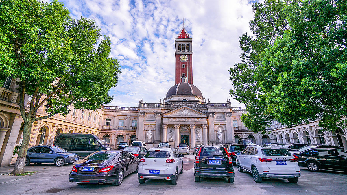一座上海废弃教堂,如不是前门停的面包车,还真以为自己到了欧洲