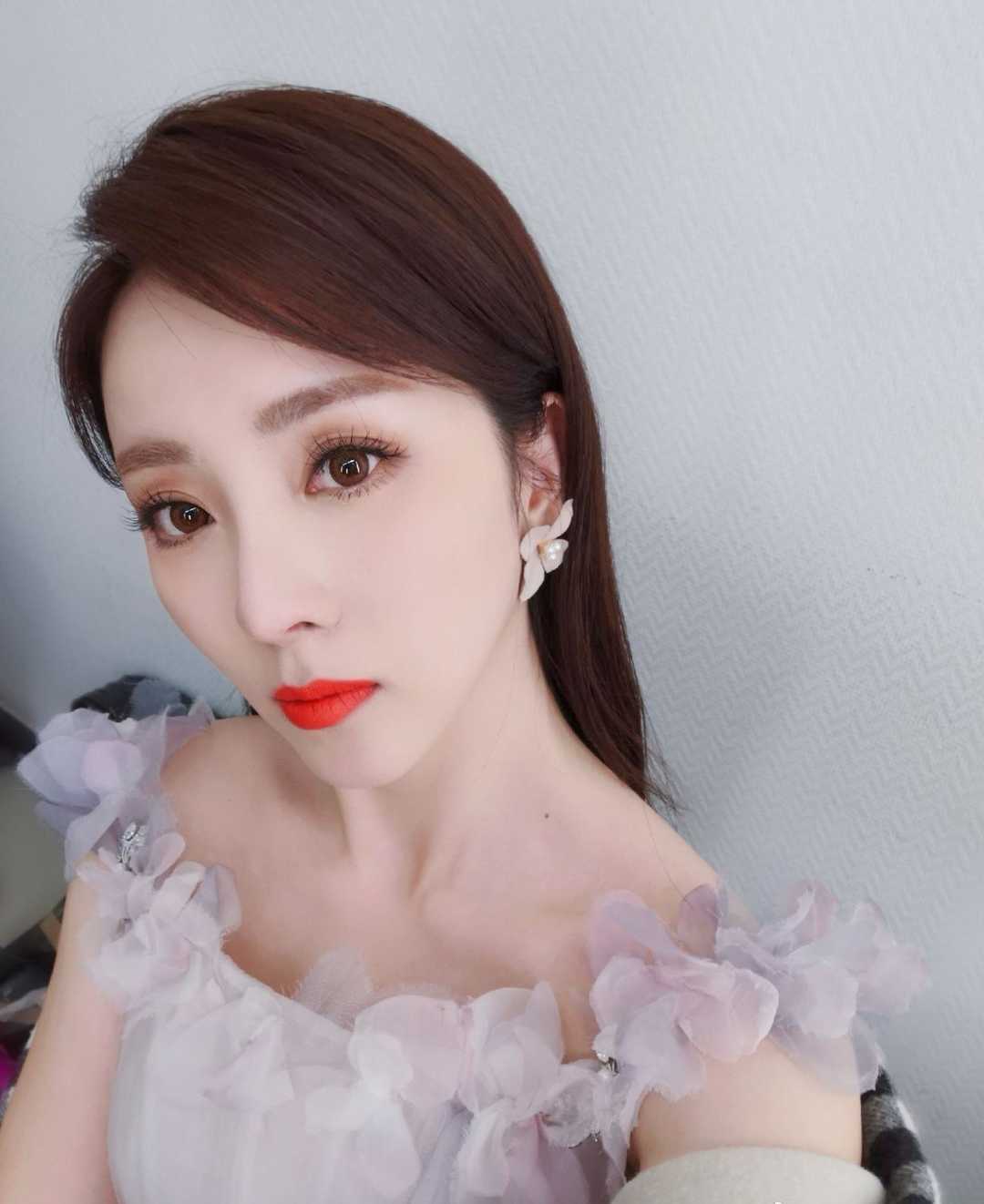 可以和李思思学习,结合红唇的妆容很有气场,卷翘的睫毛也能够彰显出