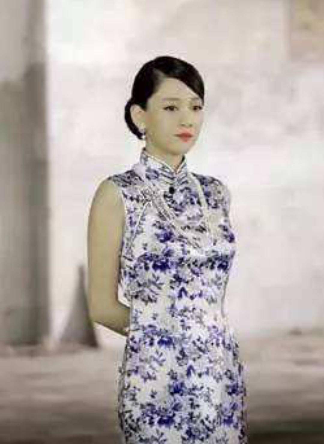 活泼可爱陈乔恩,旗袍美丽,日常穿搭更是帅气