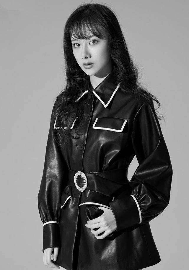 鞠婧祎皮衣造型,肤白貌美腿长,还撞衫另外两位女演员