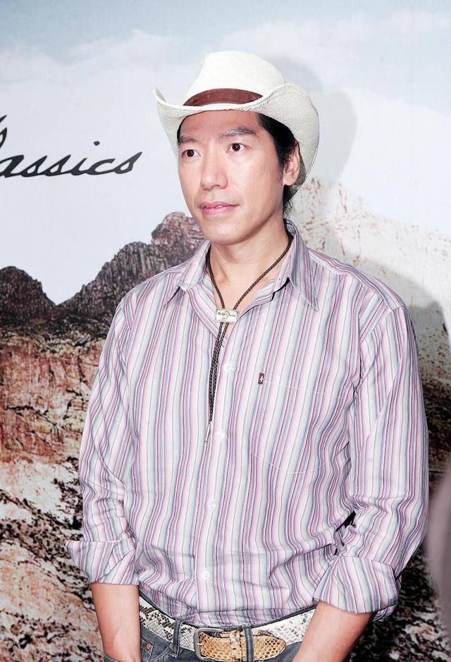 本尊来了!57岁张耀扬出席活动,头发花白却依旧有型