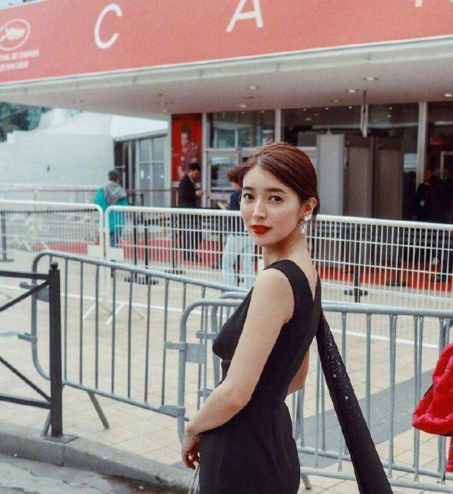 日本火了一位港风博主,基础款只要抹上红唇就时髦,大方又气质