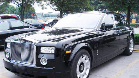 800万劳斯莱斯被喷字车主心疼不已工作人员防止非法营运