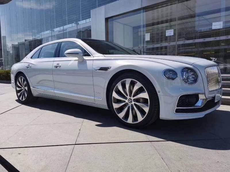 2020款全新宾利飞驰w12版本,采用了最新家族式设计语言,前脸造型与