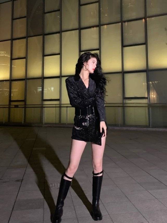 火箭少女傅菁献唱年会黑色波点西装配皮裤踩上长靴后更霸气