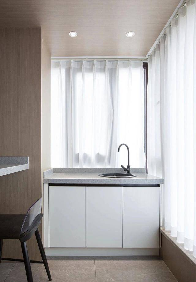 将餐厅外的阳台纳入到室内,增设了吧台和水吧,增时在这里喝个咖啡,看