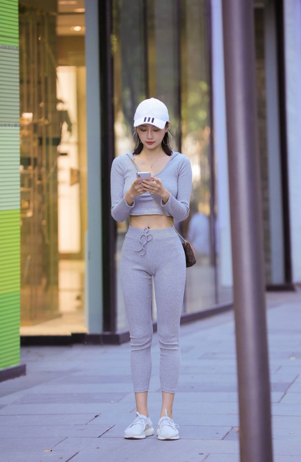 美女街拍:美女穿运动套装,整个人活力满满,好看又显身材!