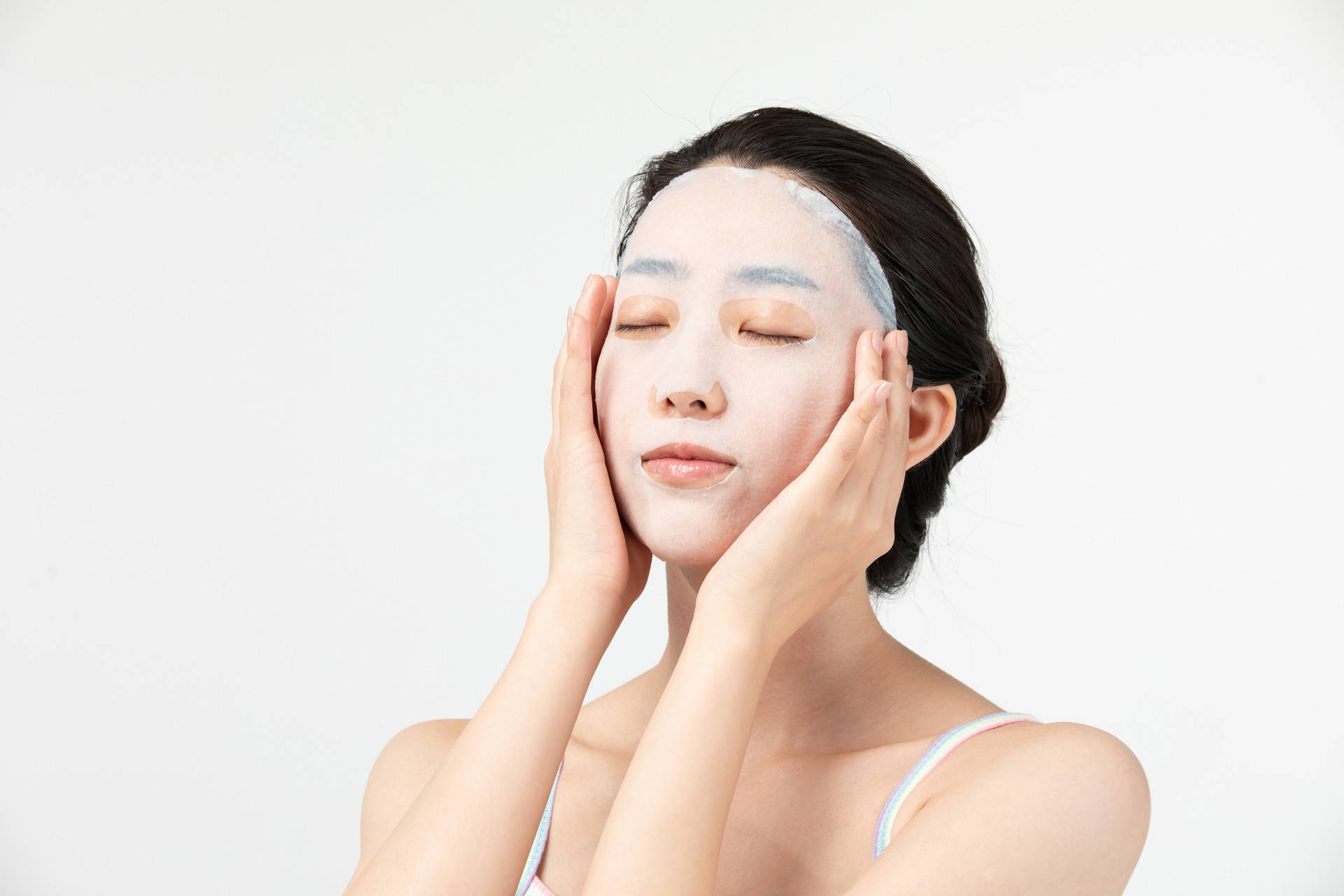 于是贴面膜成为每日必不可少的美肤步骤,尤其是补水面膜,随时随地都能