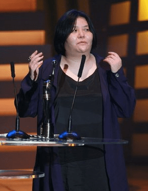 一次,陈家瑛兴奋的和她说:"我发现一个唱歌很好的女生.