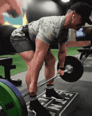 5-1秒,感受背阔肌的明显收缩感,然后让杠铃再顺着大腿的线条方向缓缓