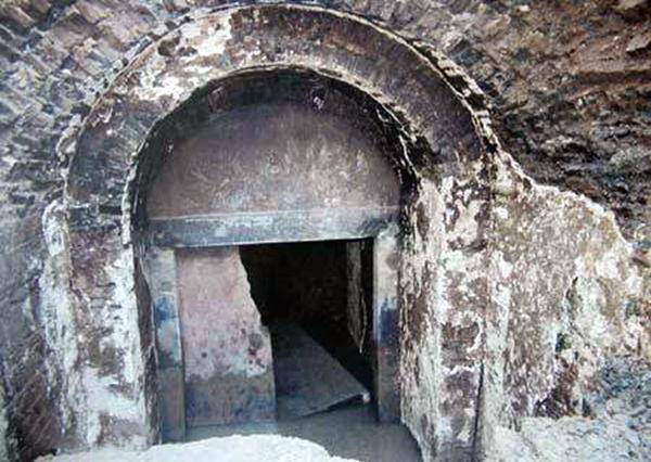 北齐君主有多荒唐?开国皇帝当众赤身行走,后主置活人于蝎桶取乐