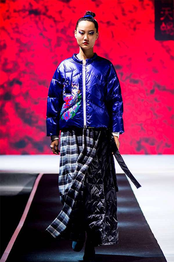 天蝎五号携手光山羽绒服装产业在逆势中为中原服装纺织时尚产业发声