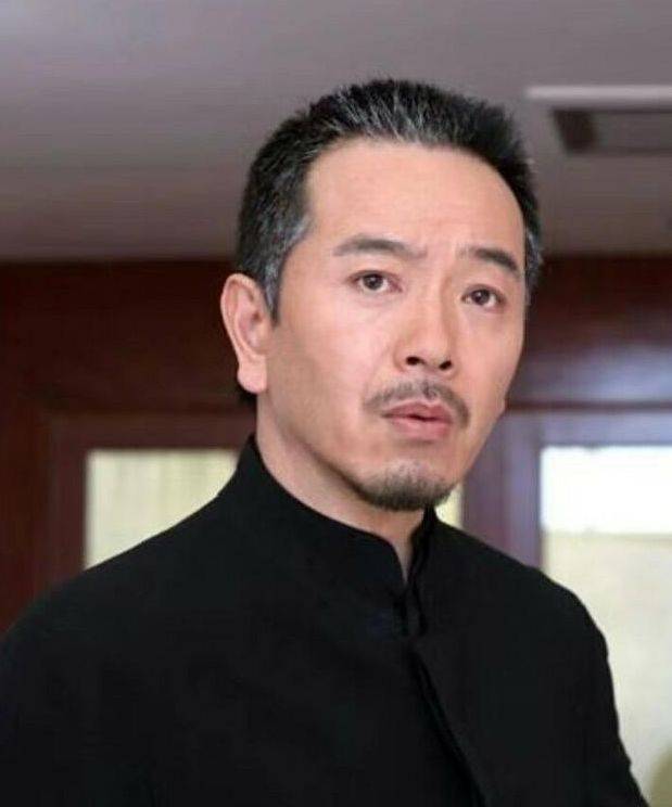 作为一名90后真正认识张晨光是在《奋斗》中,饰演陆涛的父亲徐志森