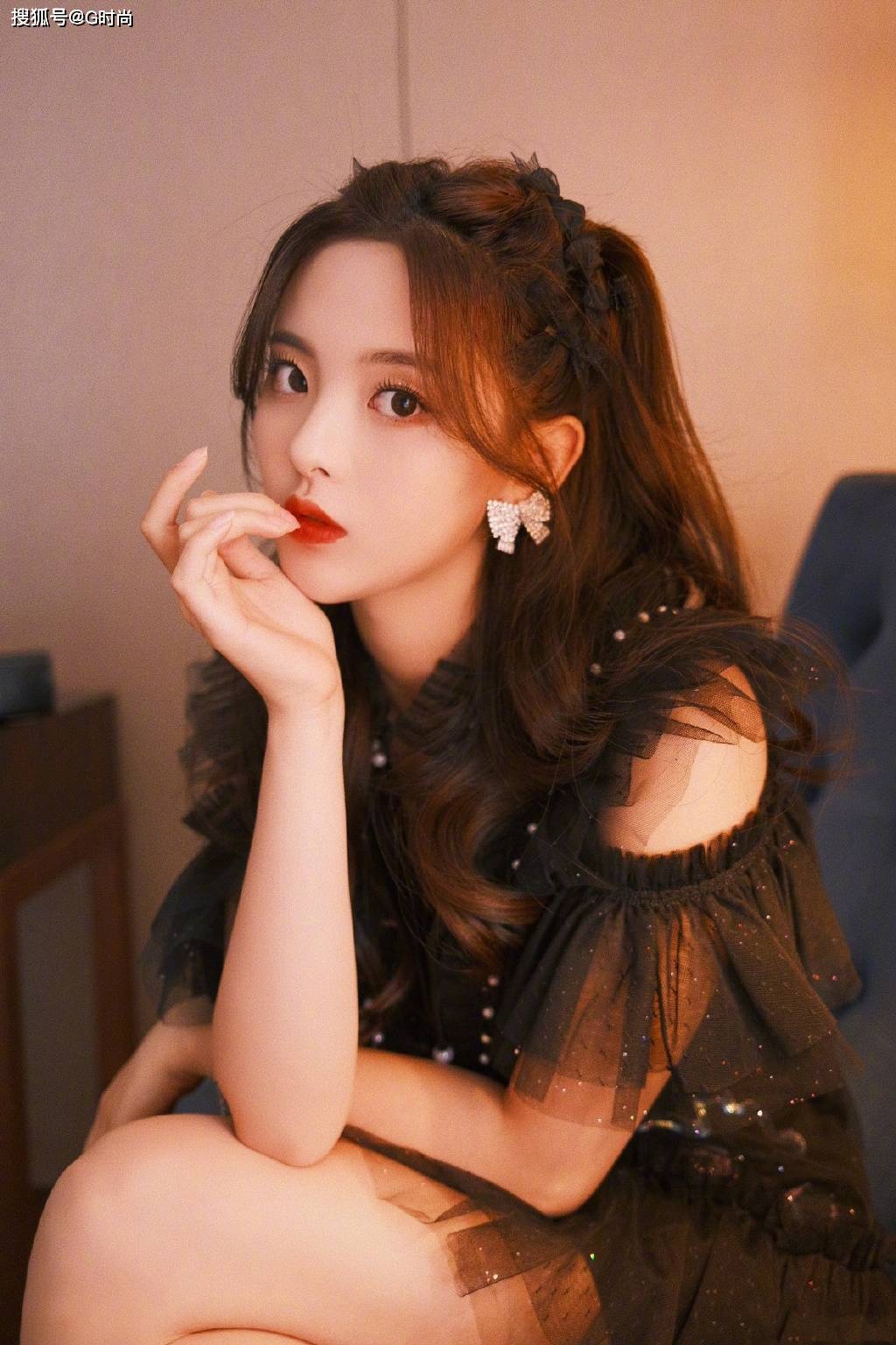 杨超越身穿黑色荷叶边连衣裙 体现暗黑优雅之美