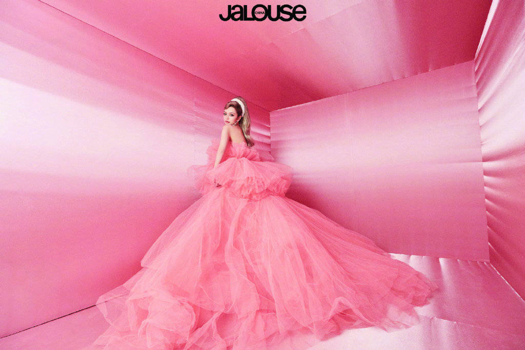 周扬青粉色芭比大片曝光 造型甜美梦幻眼神冷艳