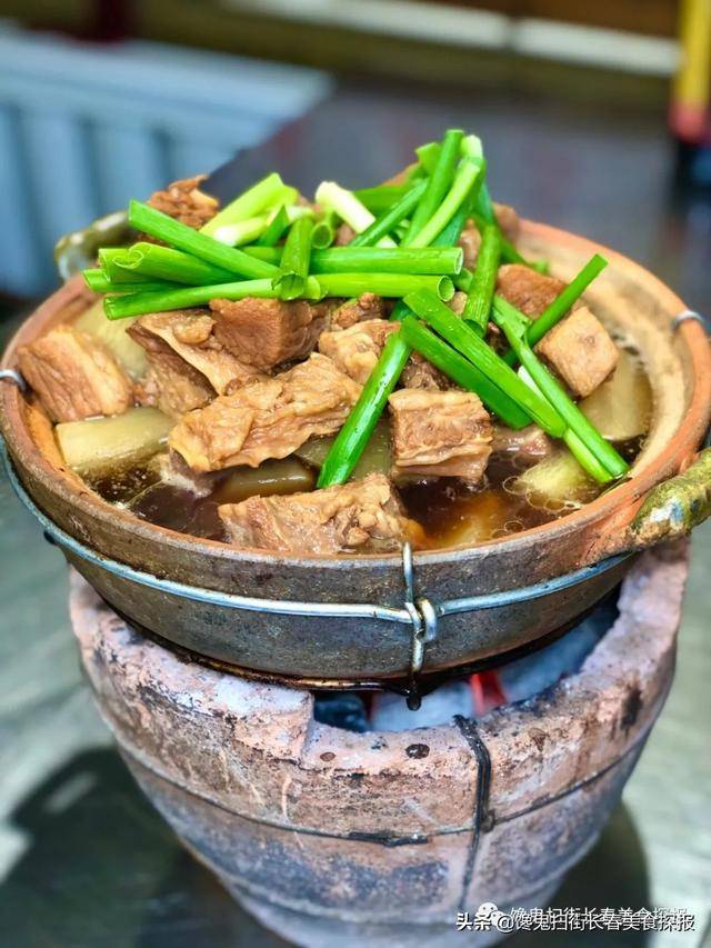 碳火泥炉,围炉而坐,肉