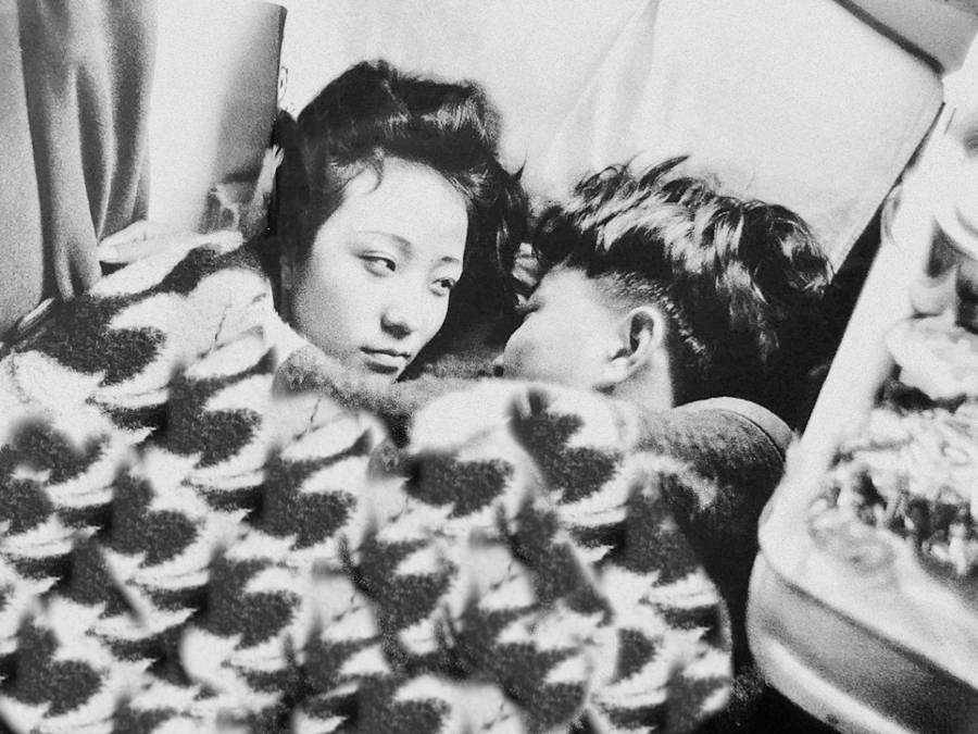 90年代热闹的绿皮火车:热恋中的情侣很甜蜜,漂亮女孩卧铺拉二胡