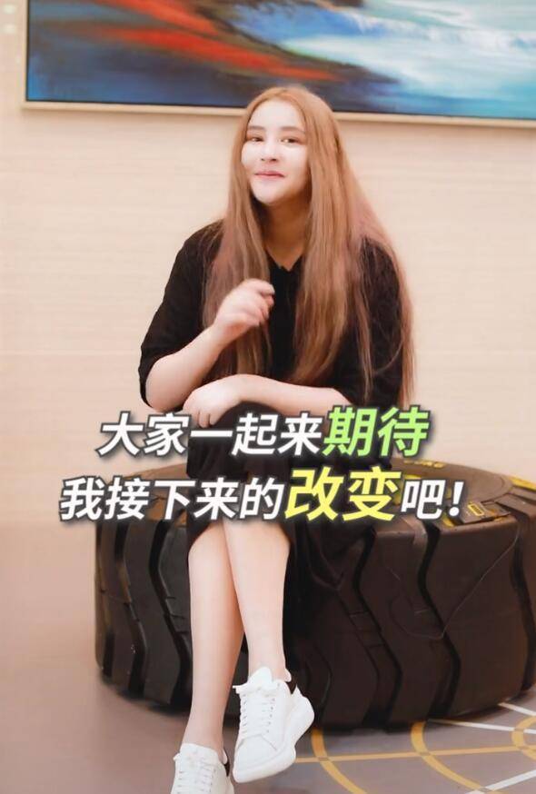 演员李心艾严重发福,脸肿到变形下巴尖,曾一天只吃两片代餐饼干