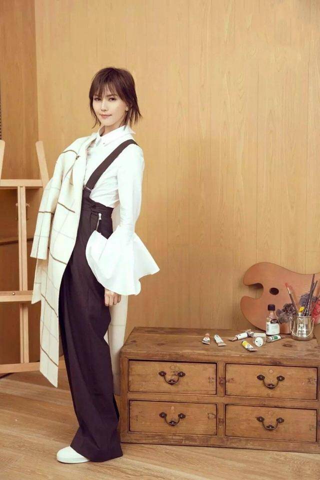 孙燕姿穿火了一种上衣叫左边春天右边夏天时髦显瘦又显高