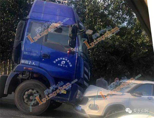 今早6:50左右平山南甸敬业发展门往东发生两车相撞事故,没有人员赏鲻