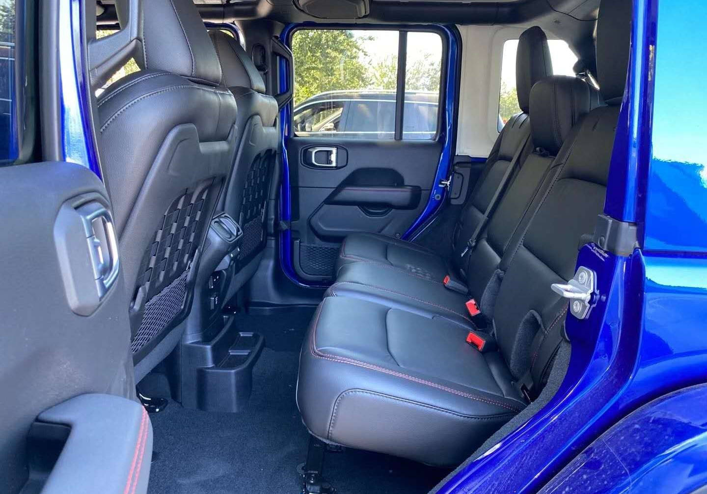 jeep牧马人卢比肯实力硬派越野实拍84英寸触摸屏