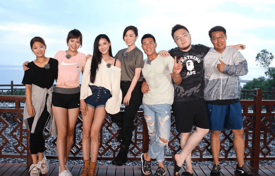 是谢孟伟扮演的张嘎,张一山扮演的富商的儿子,以及王莎莎扮演的英子