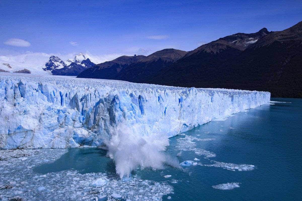 活着的冰川世界上唯一逆增长的蓝色梦幻冰川