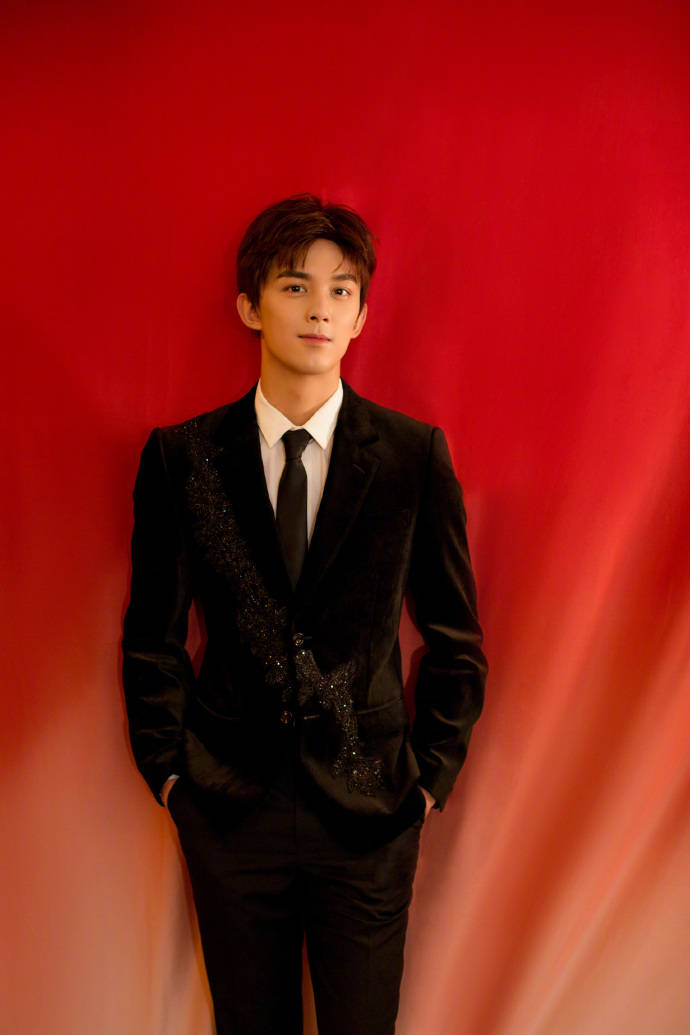 吴磊真的长大了!穿"银河西装"秒变霸道总裁