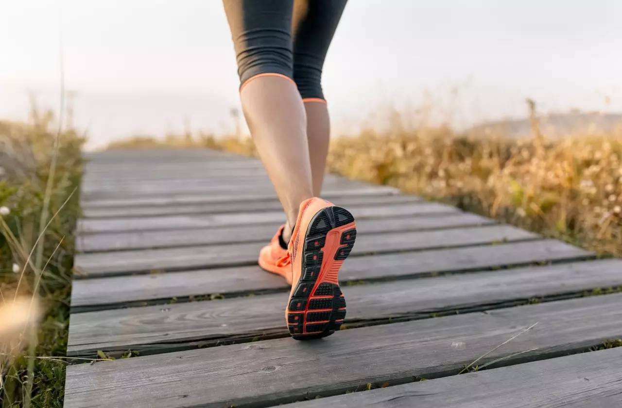 走路时间:至少30分钟步行的速度可分为:慢走(70~90步/分钟)中速走(90