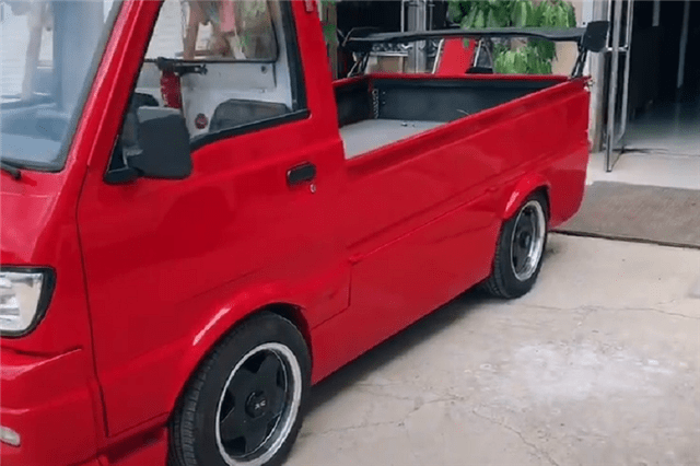 加装"尾翼"的五菱荣光,全车中国红,尾部还配"拖伞"_手机搜狐网