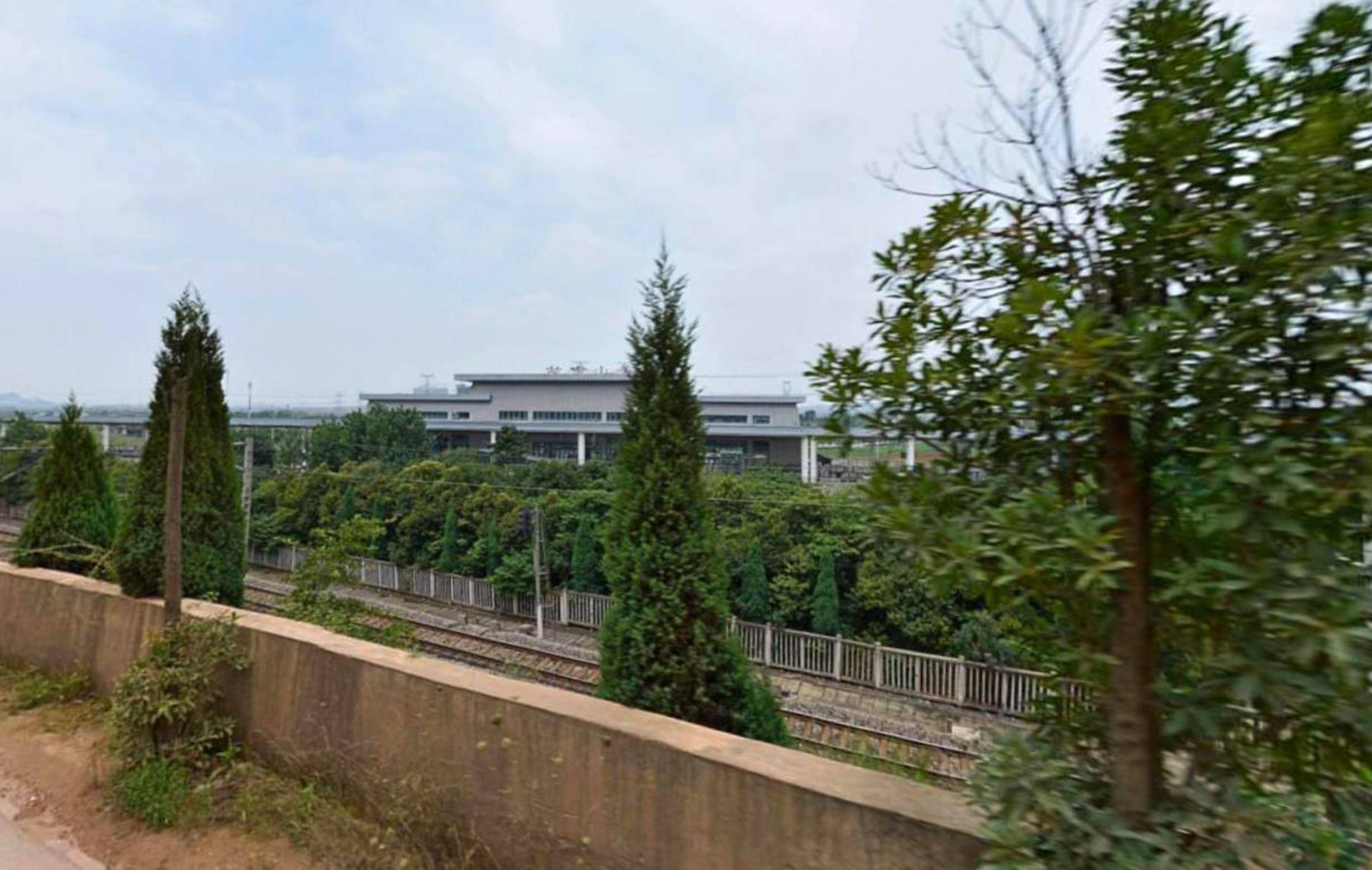 前面也说到了,花山南站是一座小站,主要走的是武冈和武黄城际铁路列车