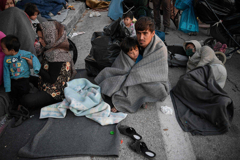 希腊最大难民营毁于火灾上万难民露宿街头