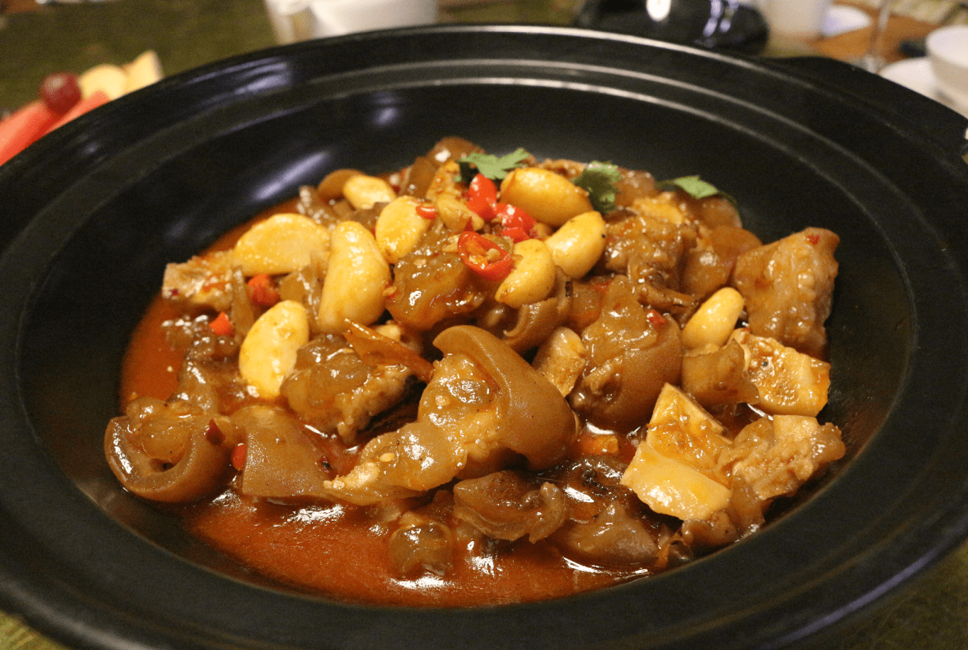 唐伯虎秘制风味牛蹄,同样是一道美容菜,入口即化,不得不说美女们好有