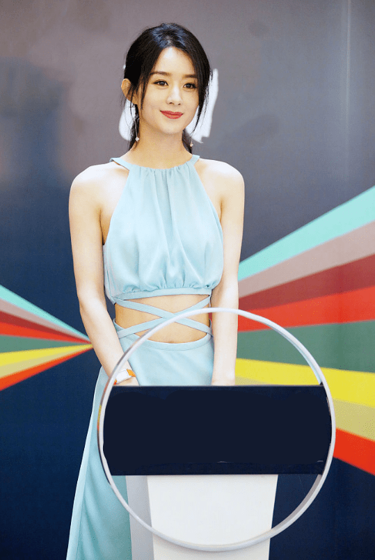 赵丽颖为炫腹太拼,腰间挖空只留两条绑带,冯绍峰不管管吗?