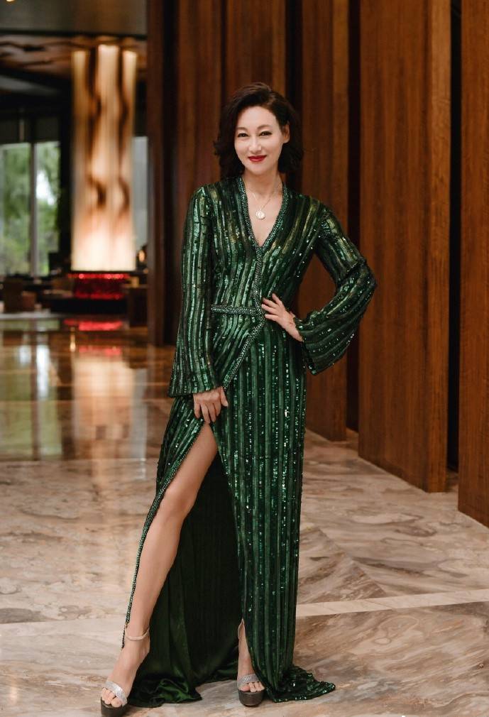 原创60岁惠英红"高调"出镜,短发配高开叉长裙好性感,女人味十足!