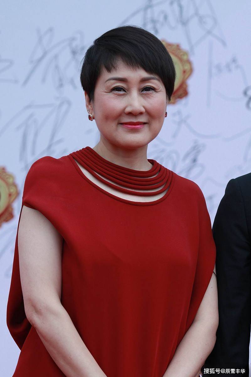 原创张凯丽穿衣真高雅酒红雪纺衫显甜美气质领口几道线好精致