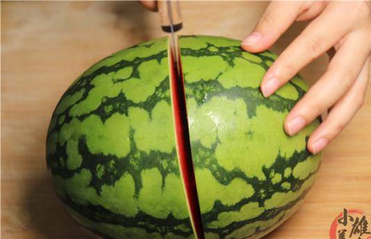 面对这些对半切开的西瓜时,总共有几个目的,其中第1个目的是,起到广告