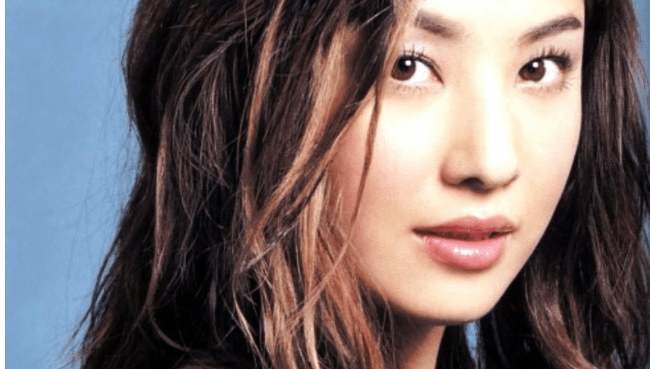 郑希怡的出道其实是很顺利的,签约到英皇旗下的她也是许多人都羡慕的