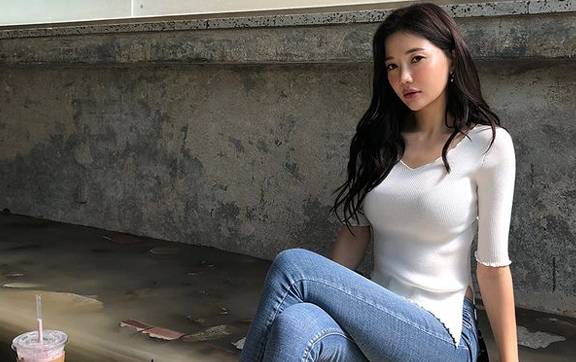 街拍牛仔裤美女,牛仔裤的穿搭突显柔美线条感,显出修长的身材