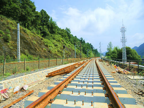 渝懷鐵路增建二線石子壩至秀山段順利實現軌通