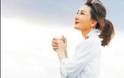 非常|37岁女歌手身家过亿，家中保姆是丈夫前妻，还让儿女视她为家人