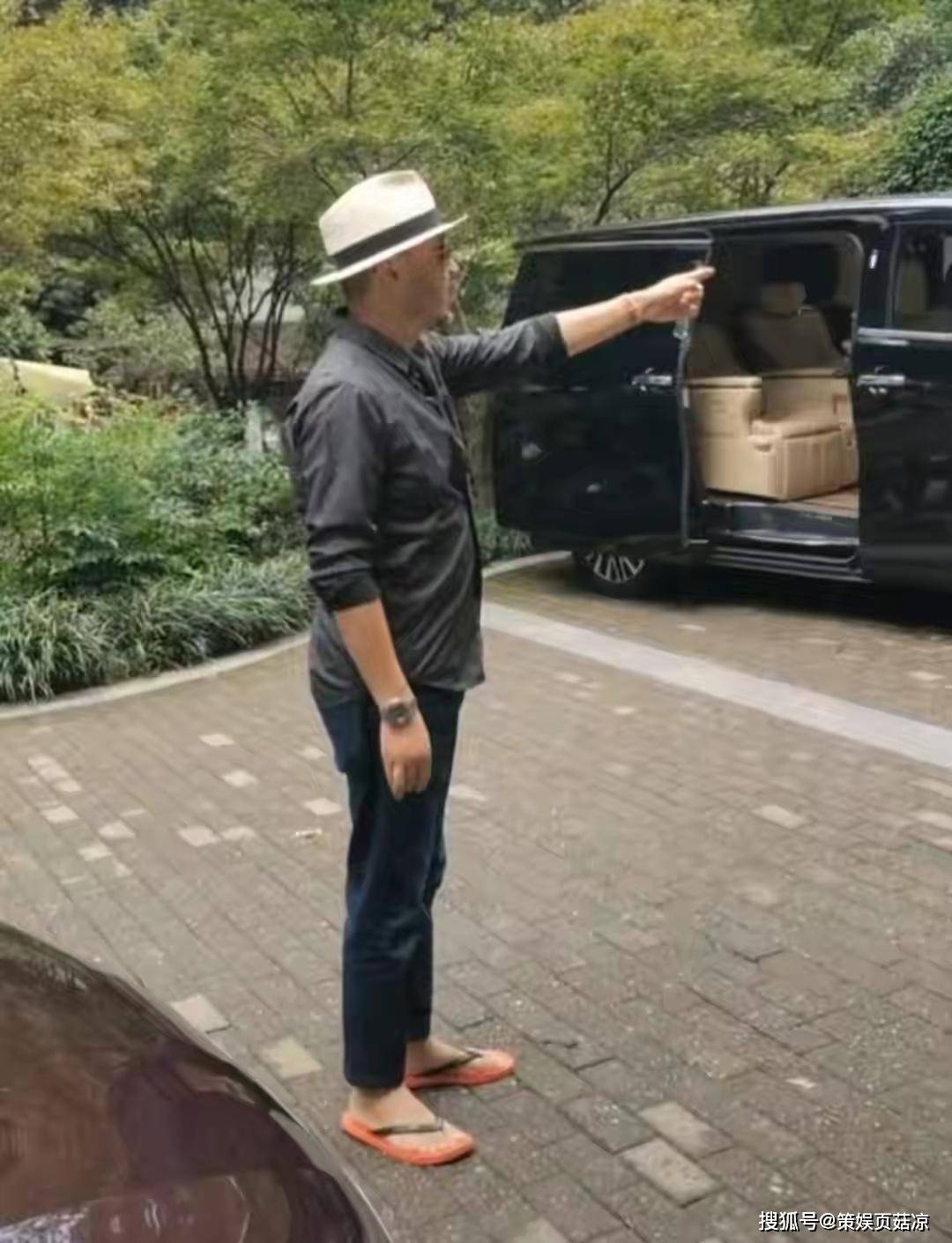 照片中的汪涵戴着草帽,穿着黑色衬衫和牛仔裤,身材看起来是胖了不少.