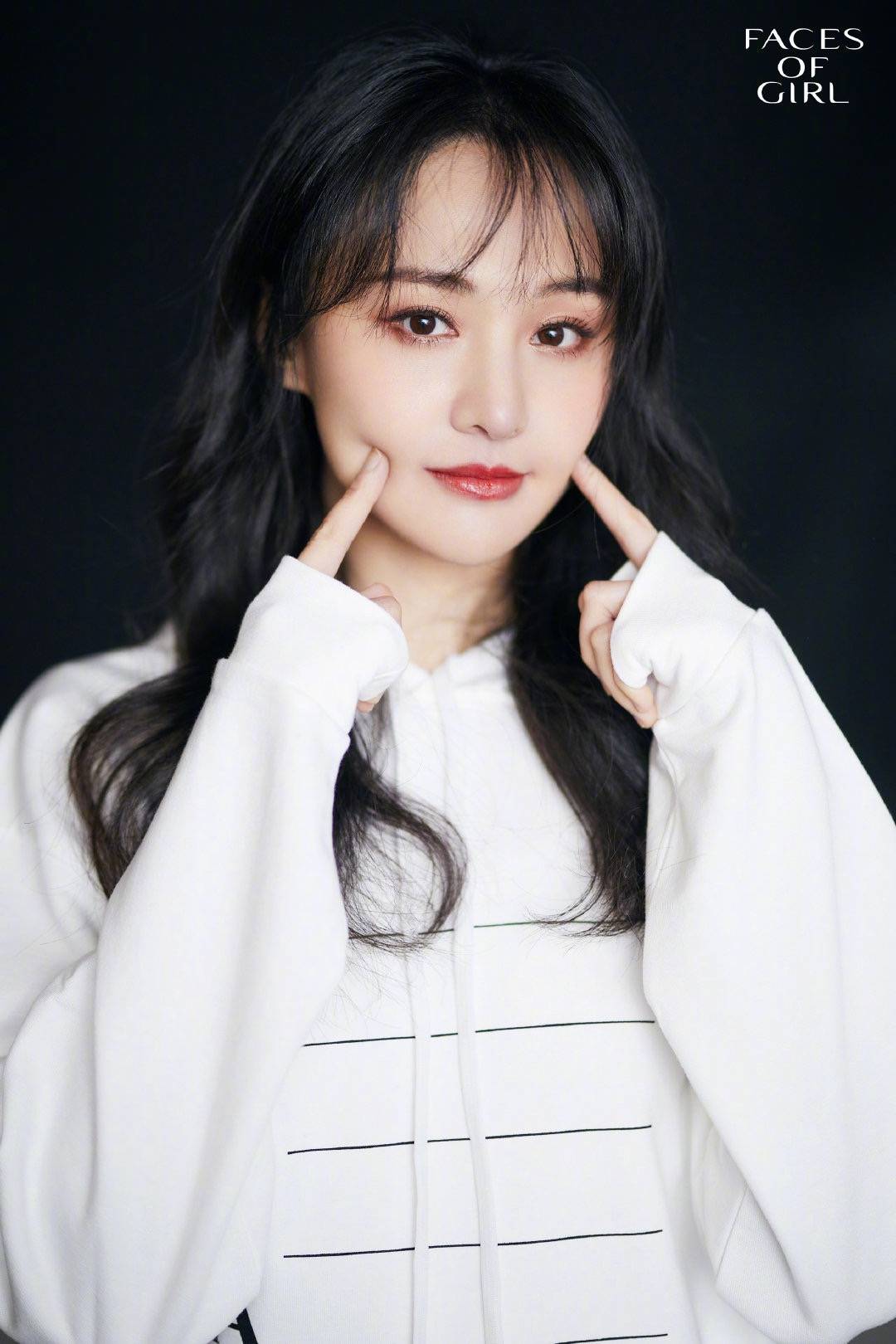 郑爽卷发配红唇女人味足 对镜戳脸活泼俏皮