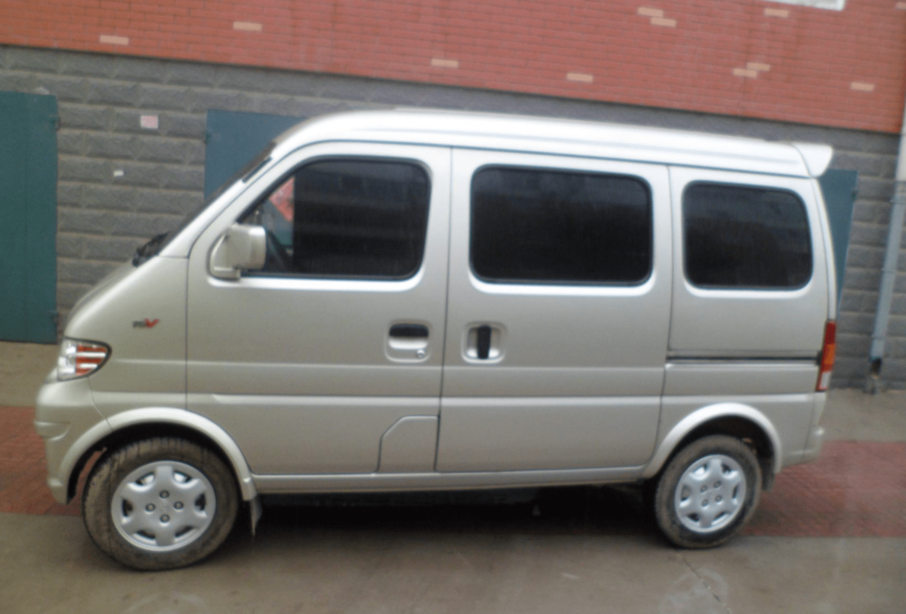 原创个个贴着深色玻璃膜,面包车一上路,"亮窗行动"不抓你抓谁?