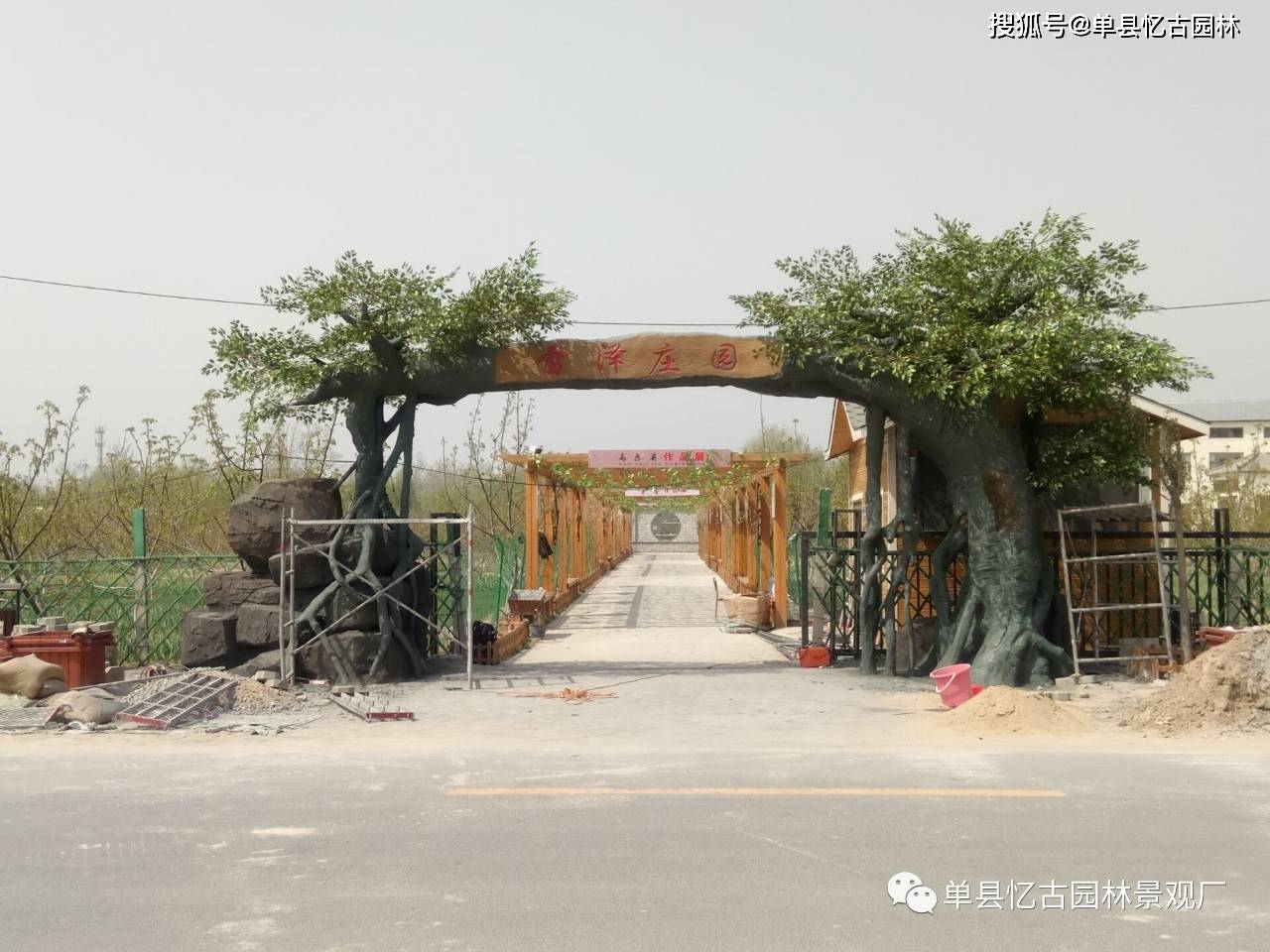 塑石假山仿真树大门图片-打造经典大门装饰