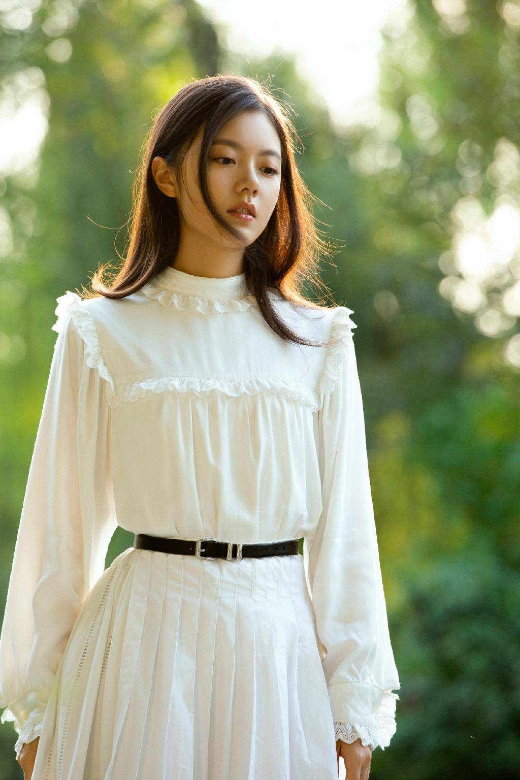 原创国民妹妹赵今麦太会穿白色公主裙凸显清纯气质侧脸线条好优越