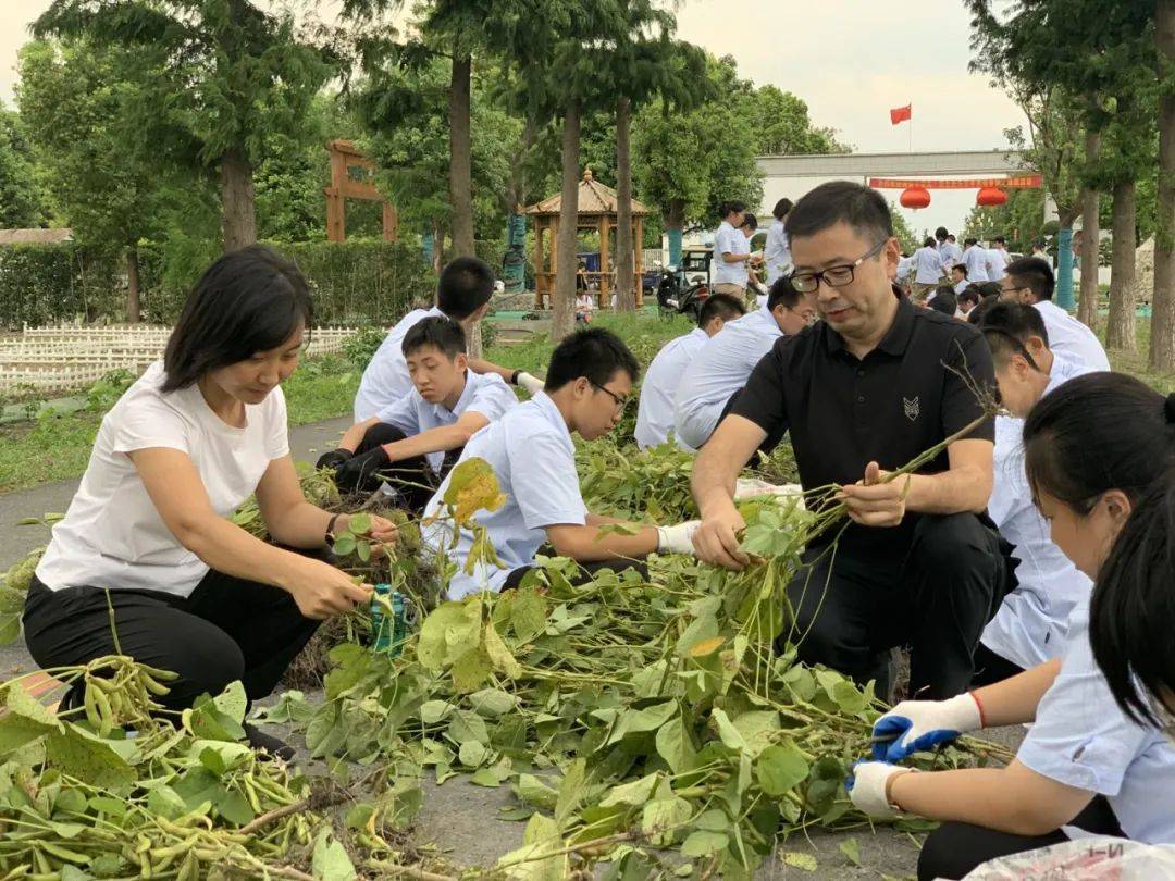 聆听由我校生物组彭春华老师的研究性学习讲座,然后观看了爱国主义