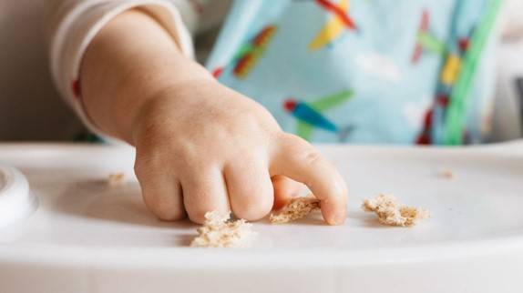 宝宝不能进行抓握该怎么办呢?西安月嫂帮您解答