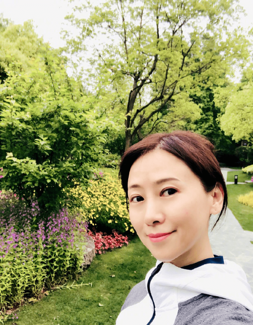 原创翁虹身穿蓝色印花连衣裙现花丛中齐肩发型超减龄哪像50岁