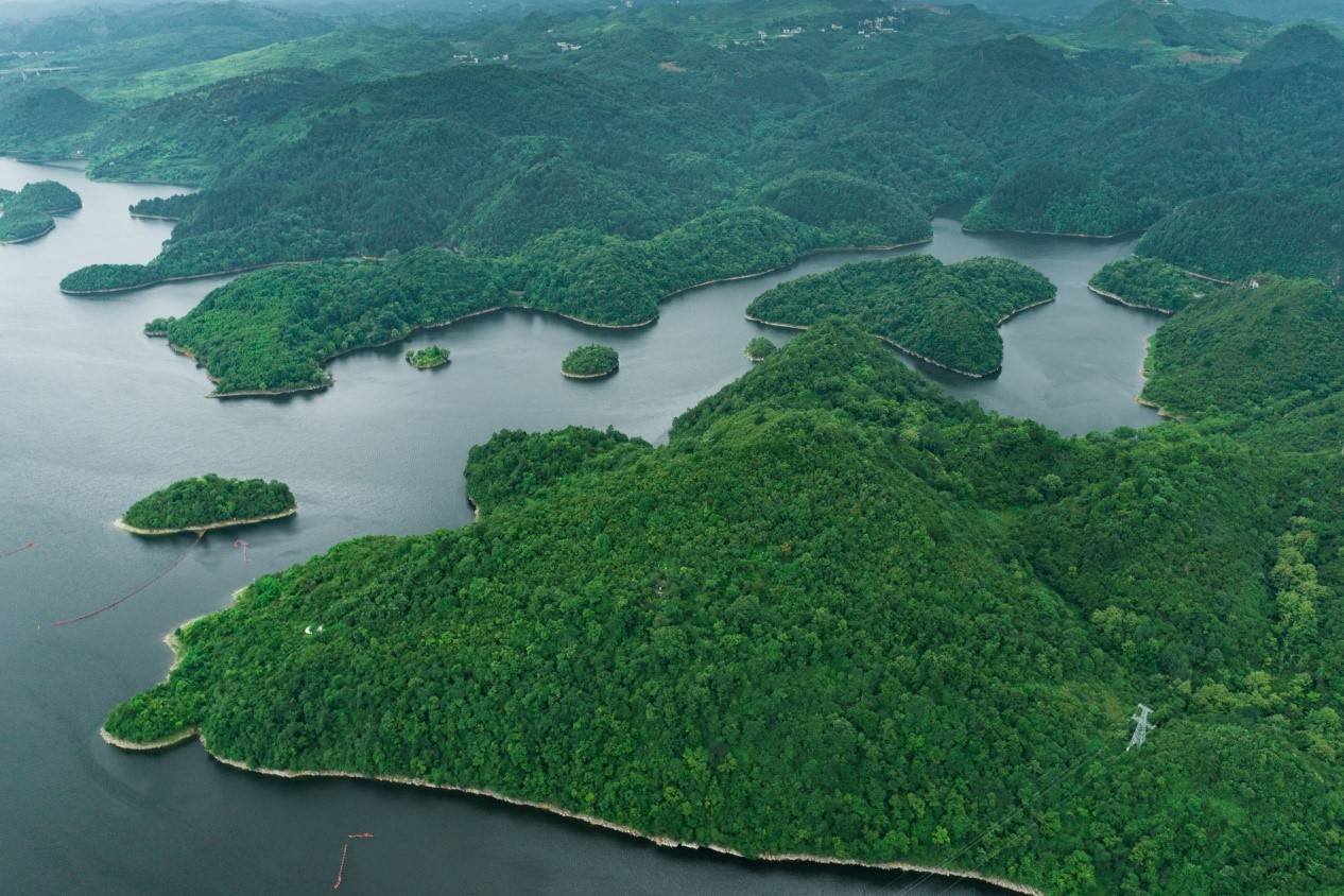 "中国第一神盘"花果园仲夏时节 阿哈水库湖光山色美如画